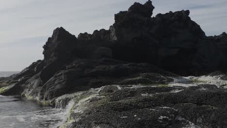 Escarpadas-Rocas-Volcánicas-En-La-Playa-De-Mosteiros,-Sao-Miguel-En-D-log,-Capturando-Un-Espectacular-Paisaje-Marino.