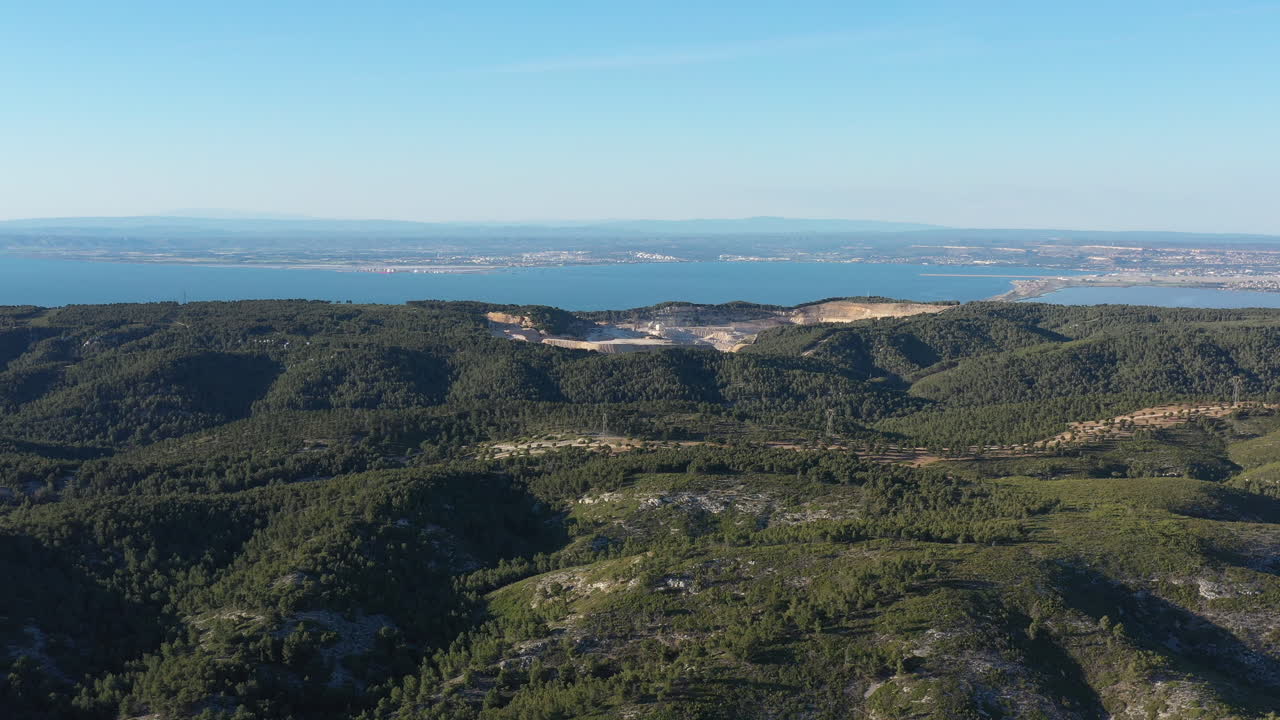 fotografía aérea de una cantera en un bosque a lo largo del mar mediterráneo francia martigues