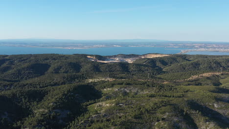 Toma-Aérea-De-Una-Cantera-En-Un-Bosque-A-Lo-Largo-Del-Mar-Mediterráneo-Francia-Martigues