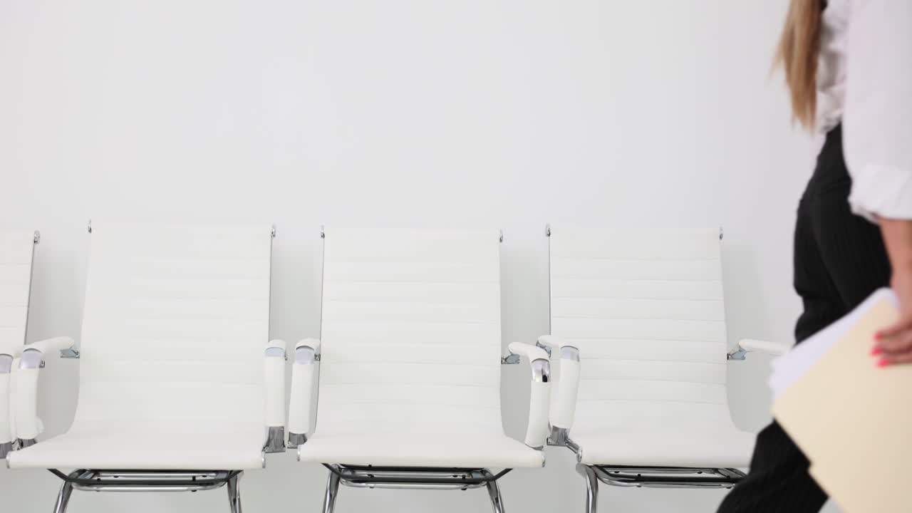Professionista donna in sala d'attesa di un ufficio