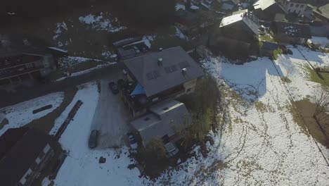 Establecimiento-De-Una-Foto-De-Un-Chalet-En-Los-Alpes-Franceses-Durante-El-Día