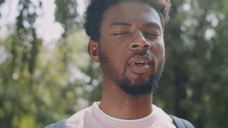 retrato de un estudiante afroamericano al aire libre