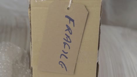 Caja-Marcada-Como-Frágil-Con-Etiqueta
