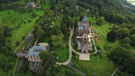 Nahe-Dem-Rheinufer-Liegt-Das-Majestätische-Schloss-Drachenburg