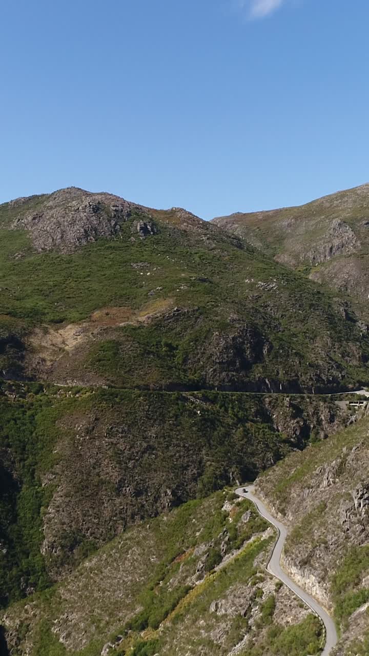 красивые зеленые горы вертикальное видео