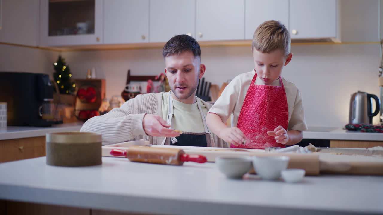 Vater und Sohn backen gemeinsam Weihnachtsplätzchen