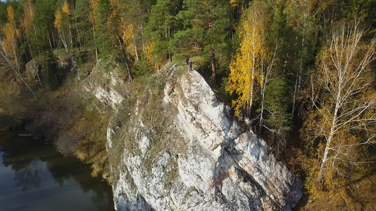 осенняя скала у реки