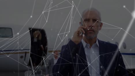 animación del procesamiento de datos sobre un hombre de negocios caucásico hablando por teléfono inteligente