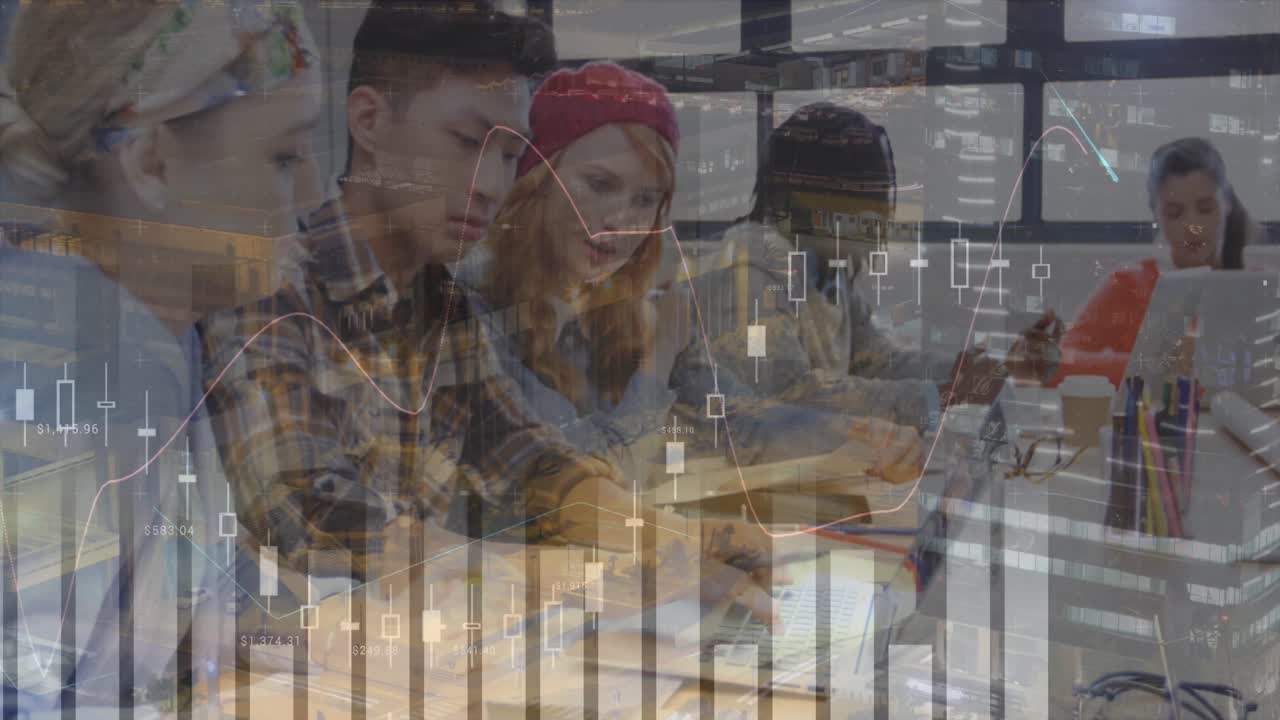 animación del procesamiento de datos financieros sobre diversas personas de negocios que usan computadoras portátiles