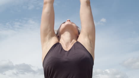 cerca de mujer atractiva a partir de ejercicio de yoga