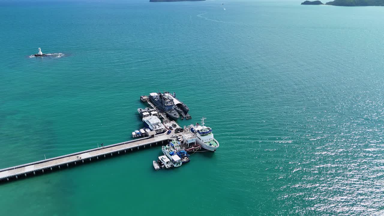 무인기 영상은 태국 푸켓에 있는 해군 기지에서 군함이 정박한 모습입니다. 은 하늘과 푸르키즈색 물은 평온한 분위기를 향상시니다.