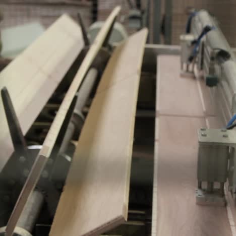 producción de tableros para pisos en la fábrica