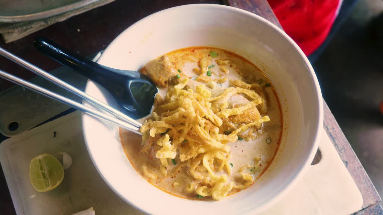 태국 의 식당 에서 카오 소이 라고 불리는 전통적인 태국 음식 요리 의 4k 영화 요리 영상