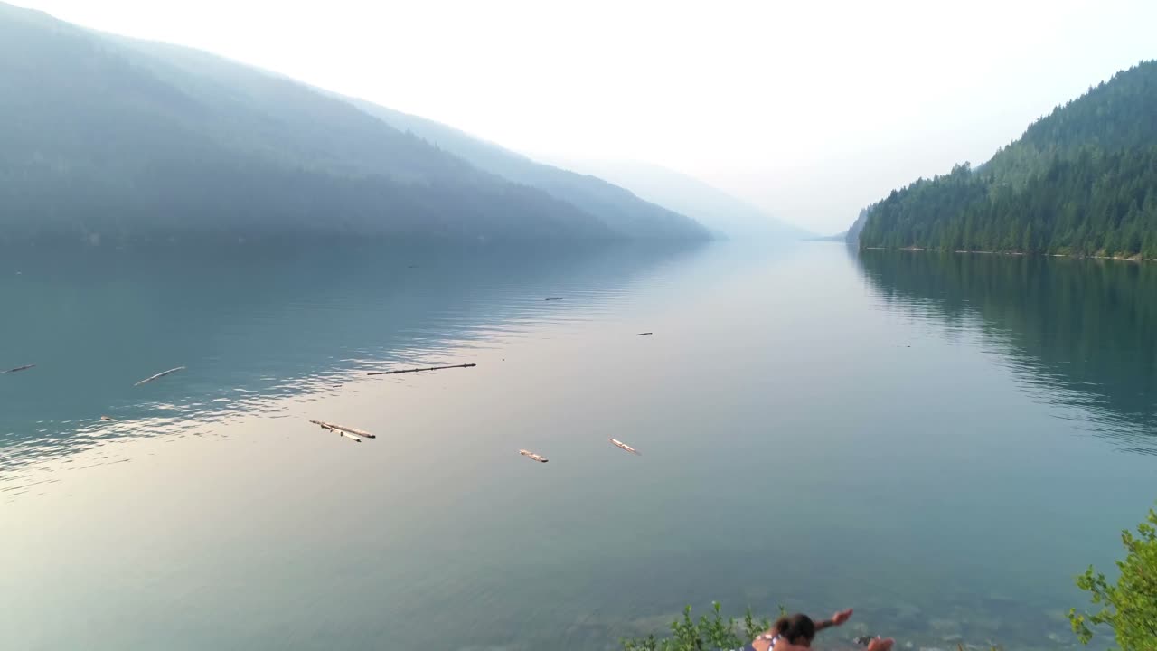 две женщины практикуют акройогу 4 км.