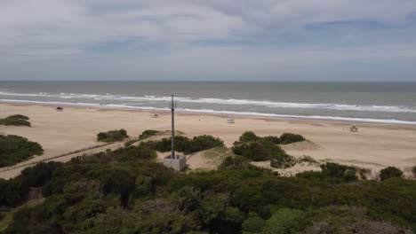 in een baan om de aarde close-up shot van de groene antenne voor de oceaan die dicht bij het stadsstrand van mar de las pampas, argentinië ligt