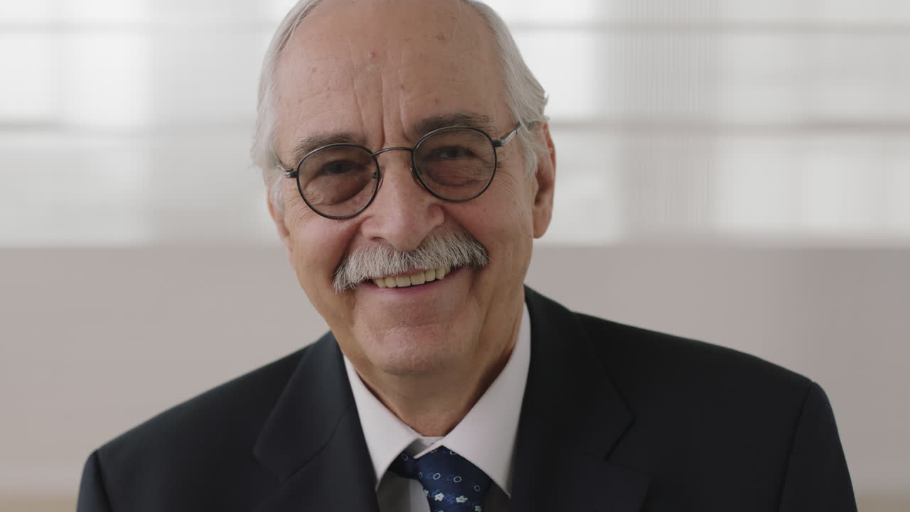 retrato en primer plano de un empresario sénior jefe ejecutivo sonriendo feliz mirando a la cámara con traje disfrutando de un hito comercial exitoso