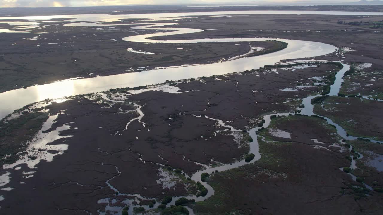 imágenes aéreas de inversión que miran río arriba sobre el río barwon y el lago connewarre cerca de barwon heads en la tarde, victoria, australia