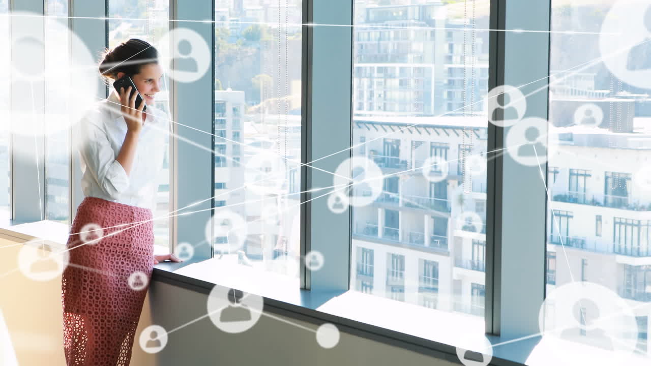 스마트폰을 사용하는 백인 사업가 여성에 대한 사람 아이콘과의 연결 네트워크의 애니메이션