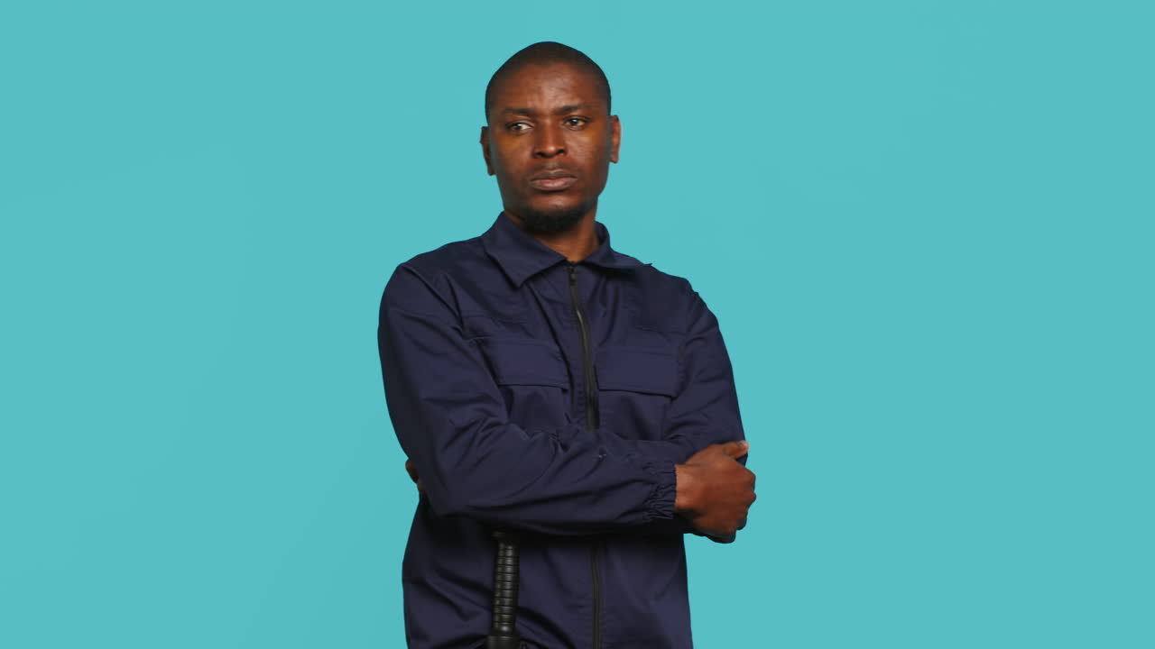 침입자를 아내는 임무를 맡은 보안 직원의 초상화