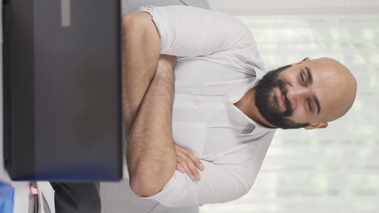 vídeo vertical de un trabajador de oficina en casa que dice que viene a la cámara, llamándote.