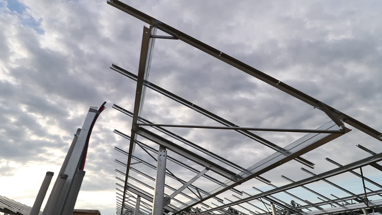 campo de paneles solares en construcción