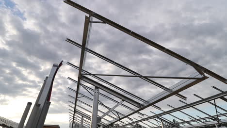 campo de paneles solares en construcción