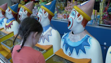 Niño-Pequeño-Niña-Jugando-Diversión-De-Carnaval-Riendo-Payasos-Giratorios