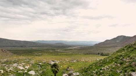 vista completa de las montañas en el desierto ca con un pequeño pueblo
