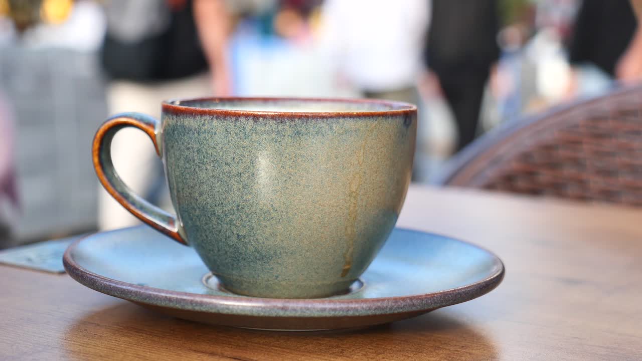 나무 테이블 위 에 있는 파란색 커피 컵 과 접시