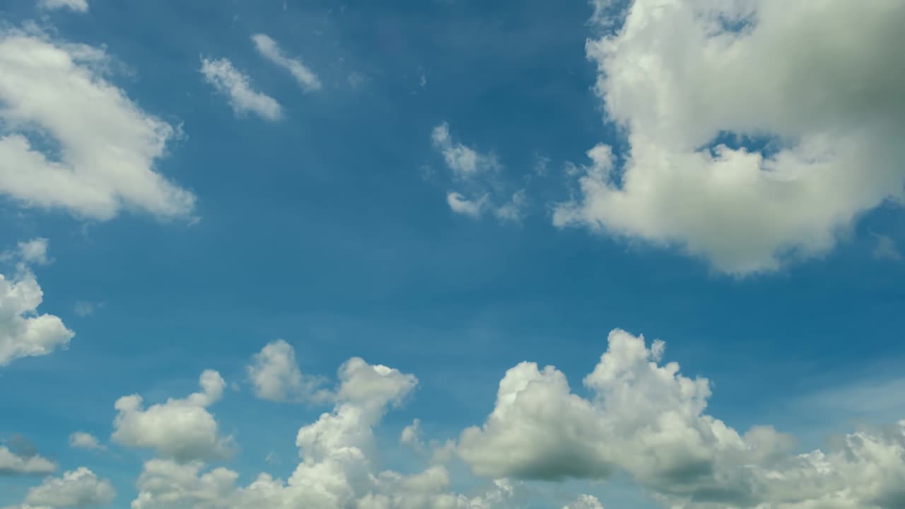 nube lapso de tiempo naturaleza fondo.naturaleza vista lapso de tempo nubes y verde cielo soleado, bucle de nubes blancas sobre el cielo verde con rayos de sol hermoso fondo ambiente de verano