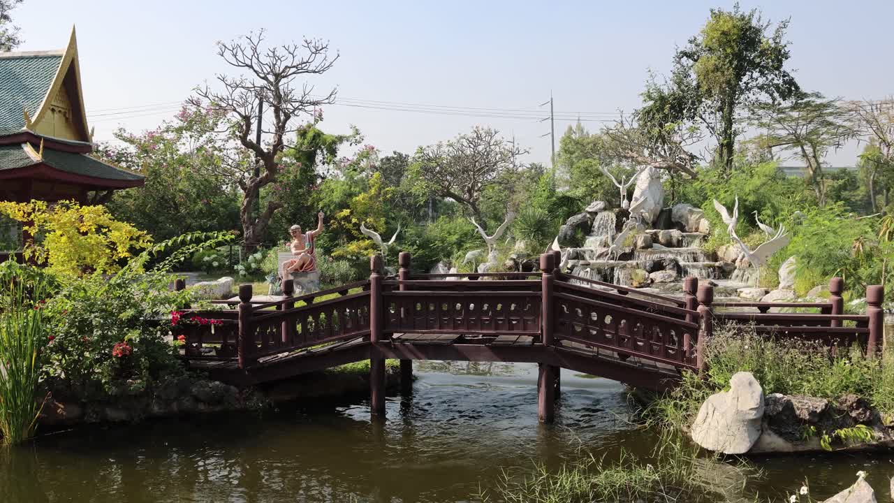 나무 다리가 있는 조용한 정원