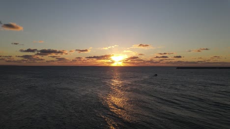 Vista-Aérea-De-Las-Olas-Del-Mar