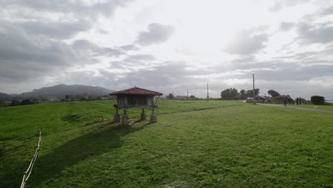 dolly lento hacia atrás disparado desde un horreo, granero típico de asturias el norte de la península ibérica, edificio agrícola tradicional