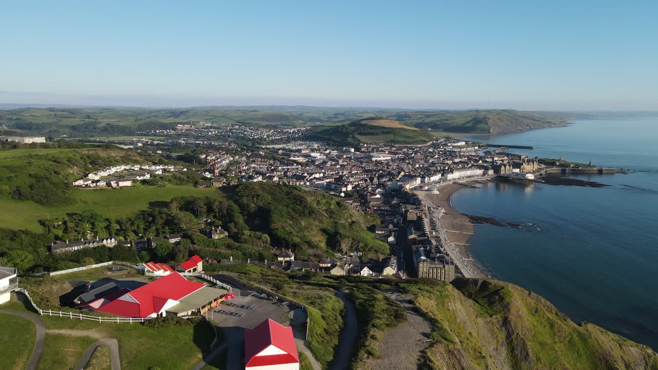 ciudad costera de aberystwyth vista desde el acantilado ferroviaria gales reino unido imágenes aéreas