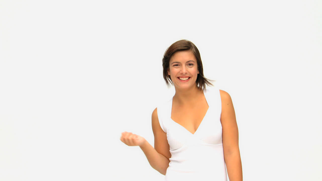 mujer relajada mirando a la cámara