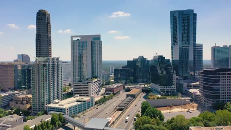 Sich-Langsam-Bewegende-Drohnenaufnahme-Der-Autobahn,-Die-Durch-Buckhead-In-Atlanta,-GA,-Führt