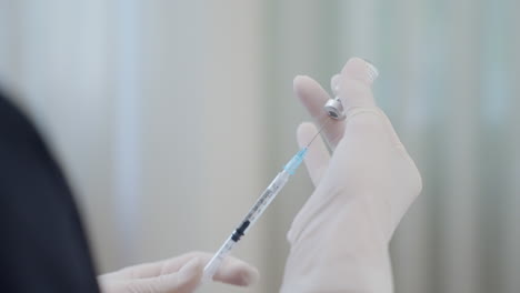 la jeringa se prepara para una inyección de botox en la clínica de cosmetología