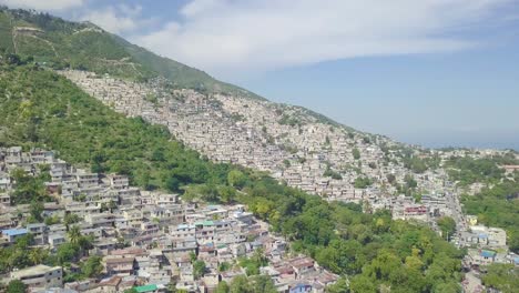 increíble panorámica aérea sobre las favelas de tugurios y barrios de chabolas en el distrito de cite soleil de puerto príncipe, haití