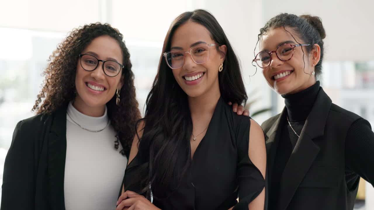 mujeres, gafas y cara profesional de feliz