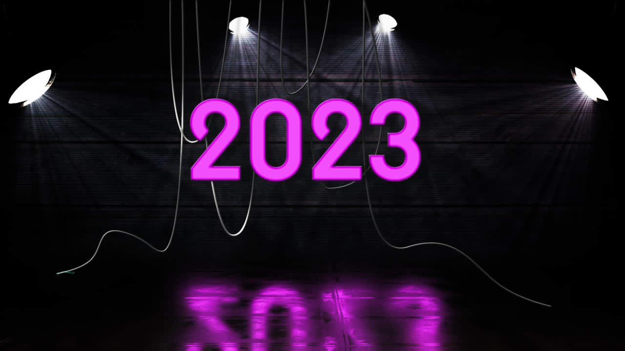 Animazione del testo 2022 al neon rosa, con cavi pendenti su sfondo nero