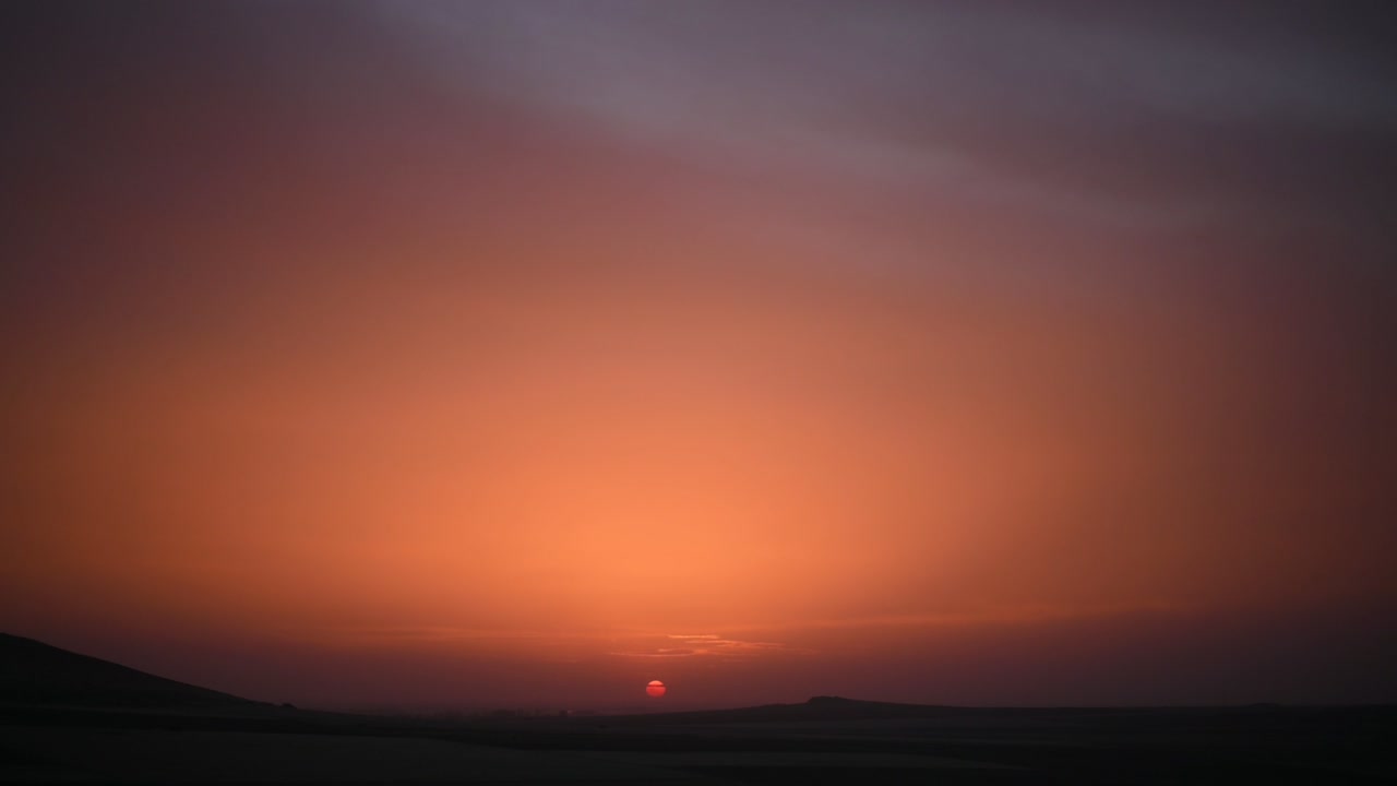 안개 낀 노을, 충전된 대기에 흩어진 햇빛, 빛나는