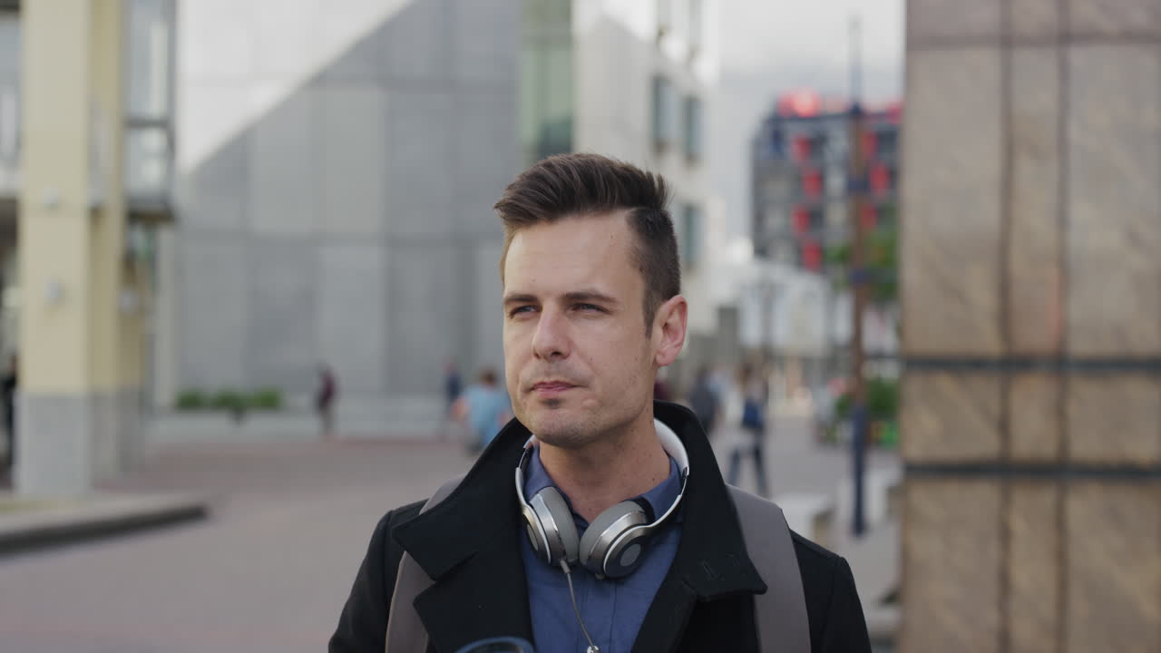 도시 에서 커피 를 마시는 매력적 인 젊은 사업가 의 초상화 성공적 인 도시 생활 방식 을 즐기는 음료 를 마시는 편안 한 남성 통근자