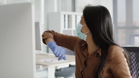 video de saludo y conversación con un colega en la oficina