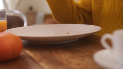 La-Mujer-Toma-Un-Bocado-De-Un-Desayuno-Croissant