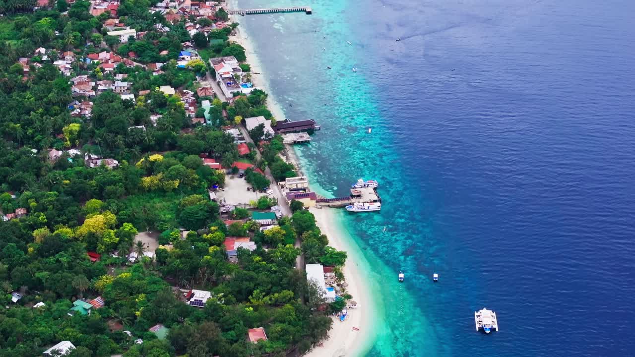 Vista de dron del pueblo de Liloan y la costa turquesa de Santander Cebú, Filipinas