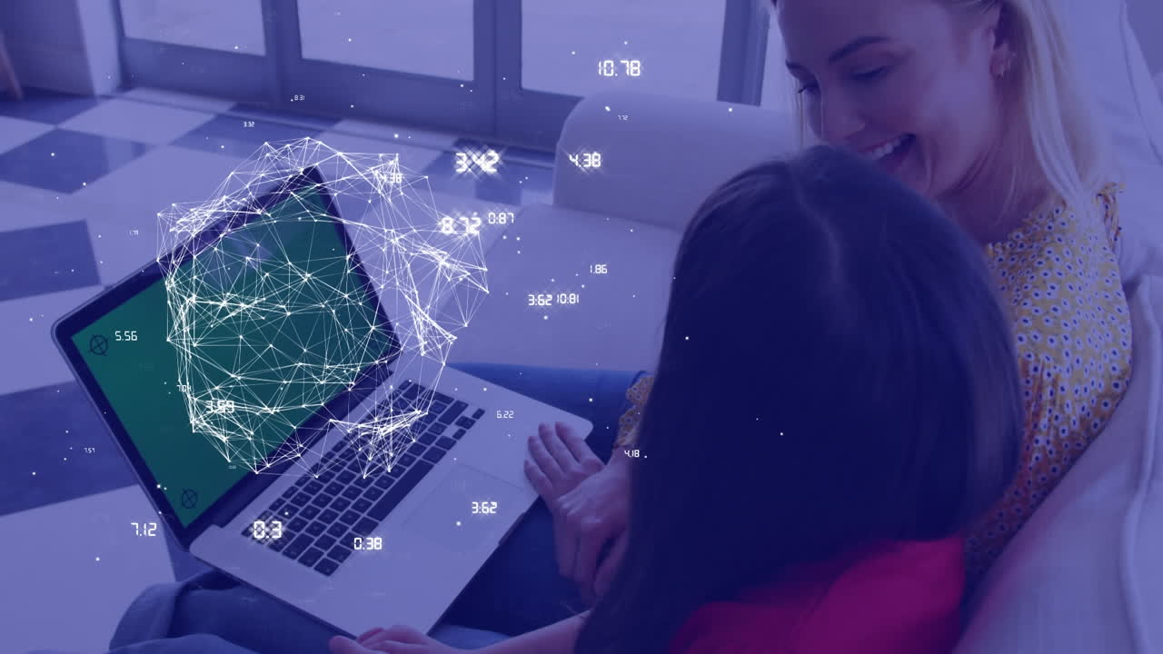 노트북을 사용하는 미소 짓는 백인 어머니와 딸에 대한 데이터 처리 애니메이션