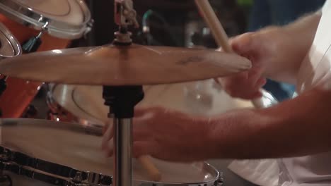 el baterista toca instrumentos de percusión en un concierto