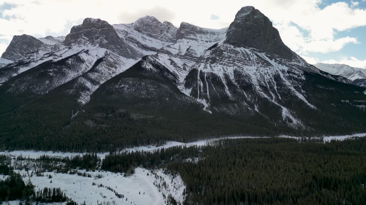 vista aérea de las montañas nevadas y el río, canmore, alberta, canadá - dron 4k