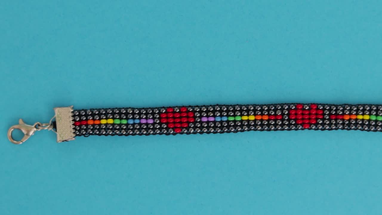 collar de diseño de cuentas lgbt hecho a mano sobre fondo turquesa