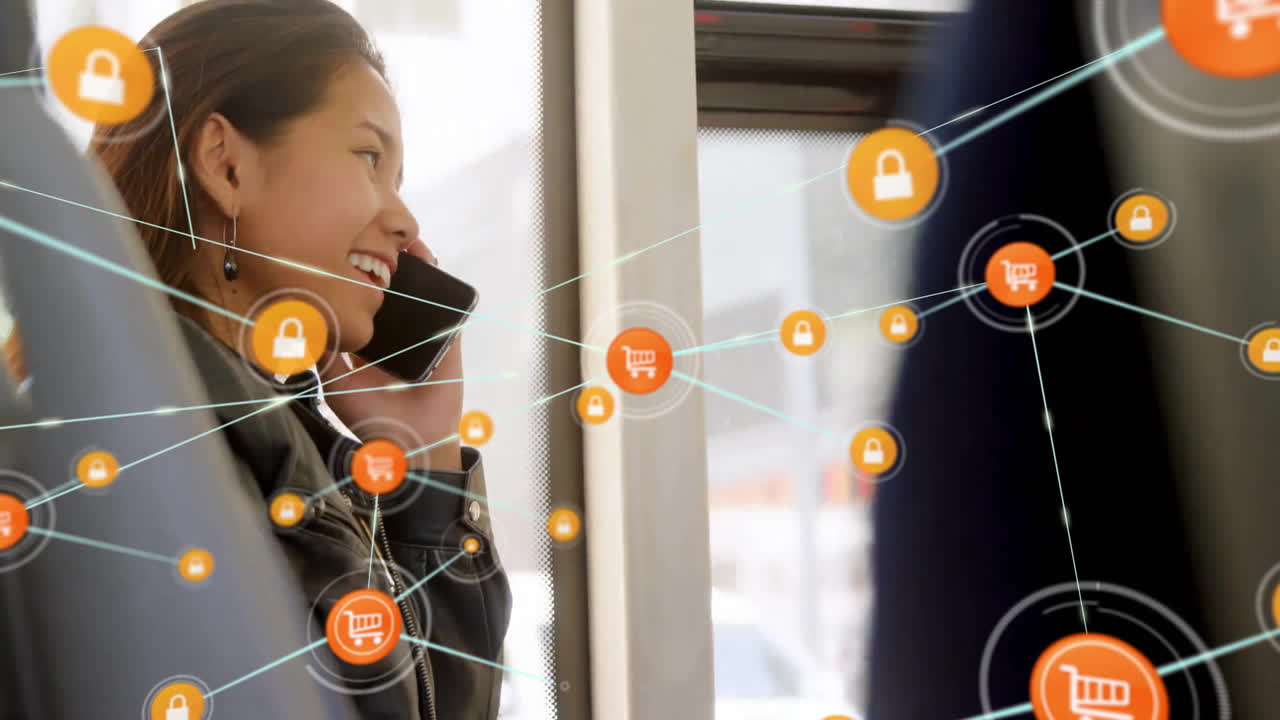 스마트폰을 사용하는 행복한 두 인종 여성 위의 원으로 연결된 아이콘 네트워크의 애니메이션